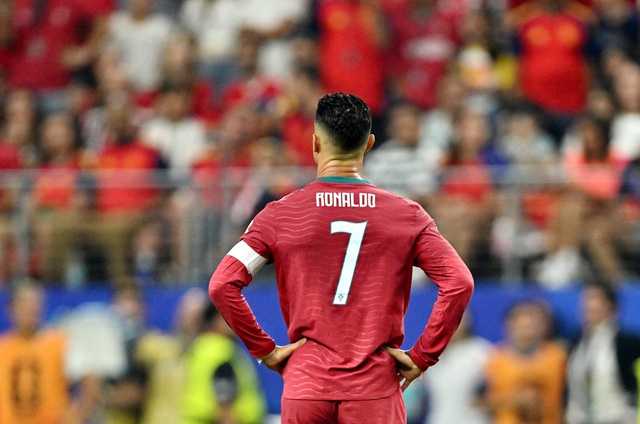 Ronaldo nghẹn ngào bật khóc chia tay World Cup, ôm tạm biệt Yamal: Khoảnh khắc nhói lòng- Ảnh 7.