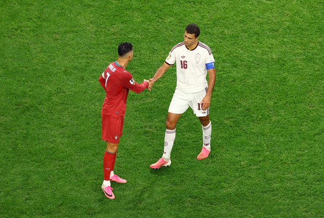 Ronaldo nghẹn ngào bật khóc chia tay World Cup, ôm tạm biệt Yamal: Khoảnh khắc nhói lòng- Ảnh 5.