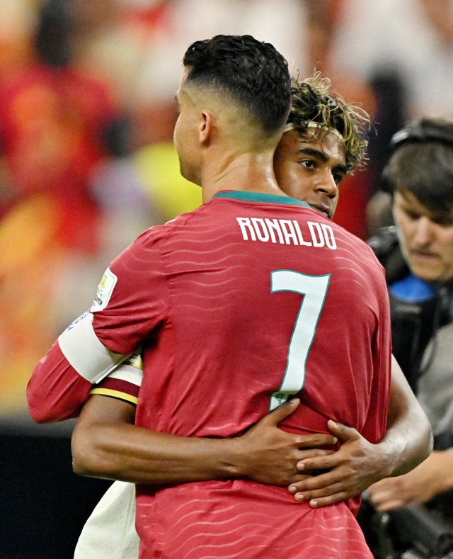 Ronaldo nghẹn ngào bật khóc chia tay World Cup, ôm tạm biệt Yamal: Khoảnh khắc nhói lòng- Ảnh 10.