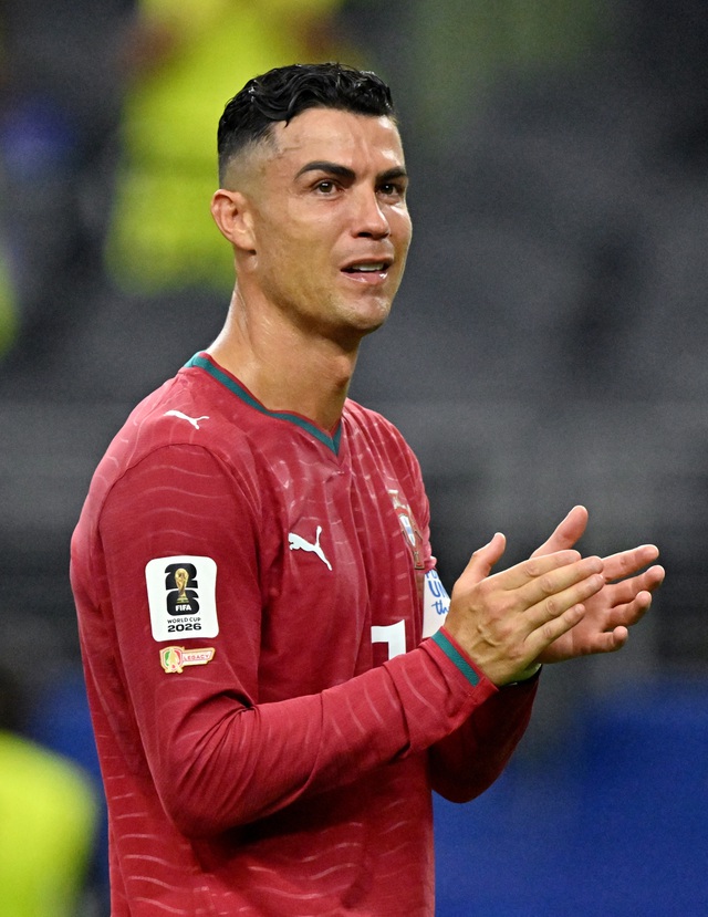 Ronaldo nghẹn ngào bật khóc chia tay World Cup, ôm tạm biệt Yamal: Khoảnh khắc nhói lòng- Ảnh 9.