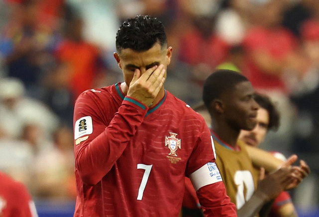 Ronaldo nghẹn ngào bật khóc chia tay World Cup, ôm tạm biệt Yamal: Khoảnh khắc nhói lòng- Ảnh 11.