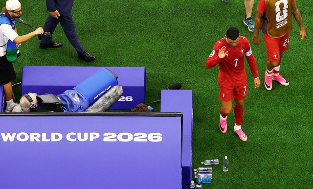 Ronaldo nghẹn ngào bật khóc chia tay World Cup, ôm tạm biệt Yamal: Khoảnh khắc nhói lòng- Ảnh 12.