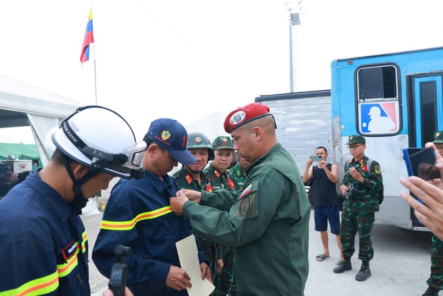 Venezuela tặng huy chương 'Anh h&ugrave;ng Venezuela' cho đo&agrave;n cứu hộ Việt Nam- Ảnh 1.