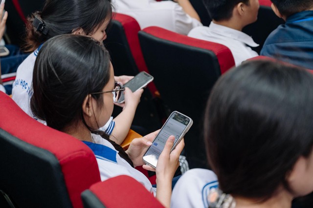 Tiền Phong Nam trao 150 triệu đồng học bổng ‘Hành trình Tiên Phong - Ươm mầm xanh’ - Ảnh 3.