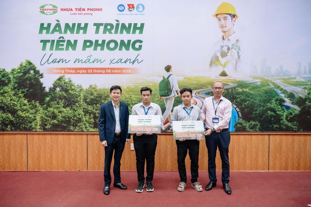 Tiền Phong Nam trao 150 triệu đồng học bổng ‘Hành trình Tiên Phong - Ươm mầm xanh’ - Ảnh 4.