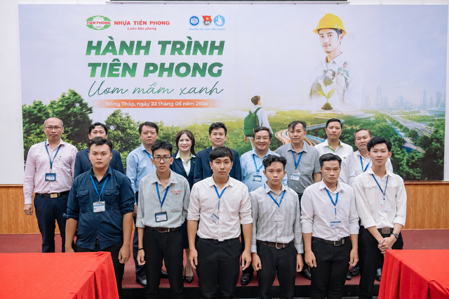 Tiền Phong Nam trao 150 triệu đồng học bổng ‘Hành trình Tiên Phong - Ươm mầm xanh’ - Ảnh 5.