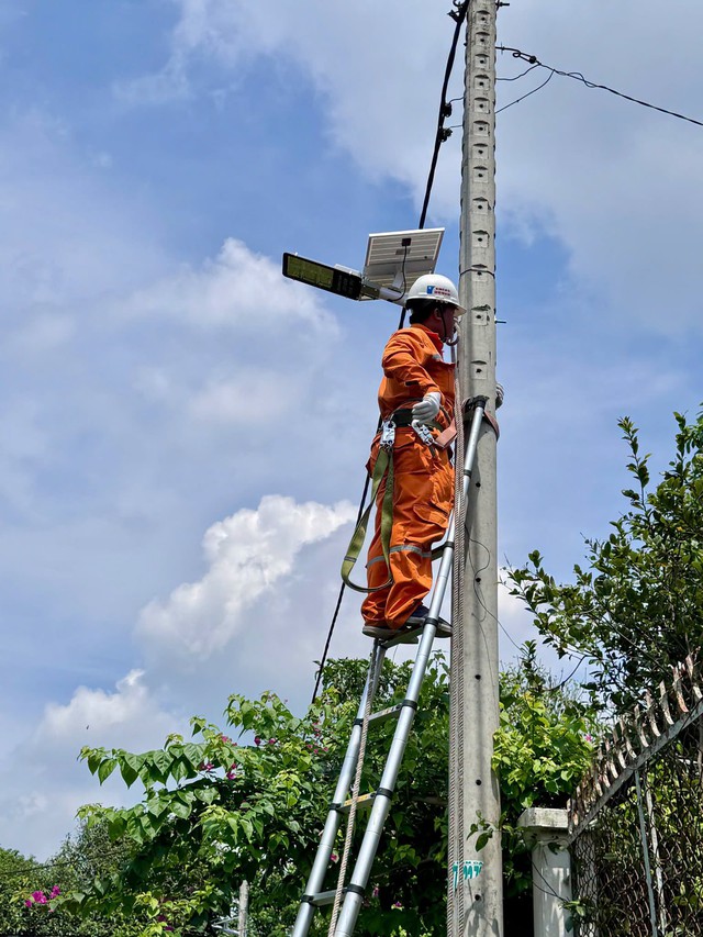 Cảm ơn những người đưa ánh sáng đã luôn sát cánh cùng đất nước - Ảnh 2.