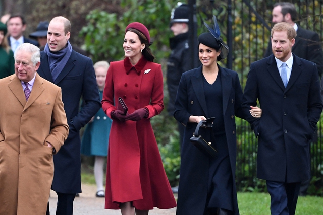 Các con của Hoàng tử Harry - Meghan Markle không biết ông nội là Vua Anh? - Ảnh 1.