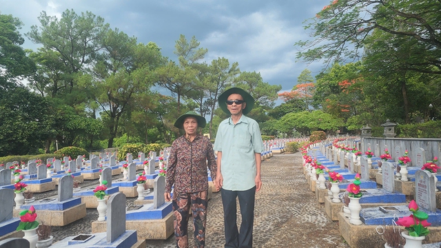 Năm người con đưa cha mẹ đi thăm đồng đội ở nghĩa trang liệt sĩ - Ảnh 1.