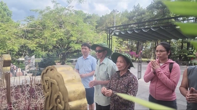 Năm người con đưa cha mẹ đi thăm đồng đội ở nghĩa trang liệt sĩ - Ảnh 2.