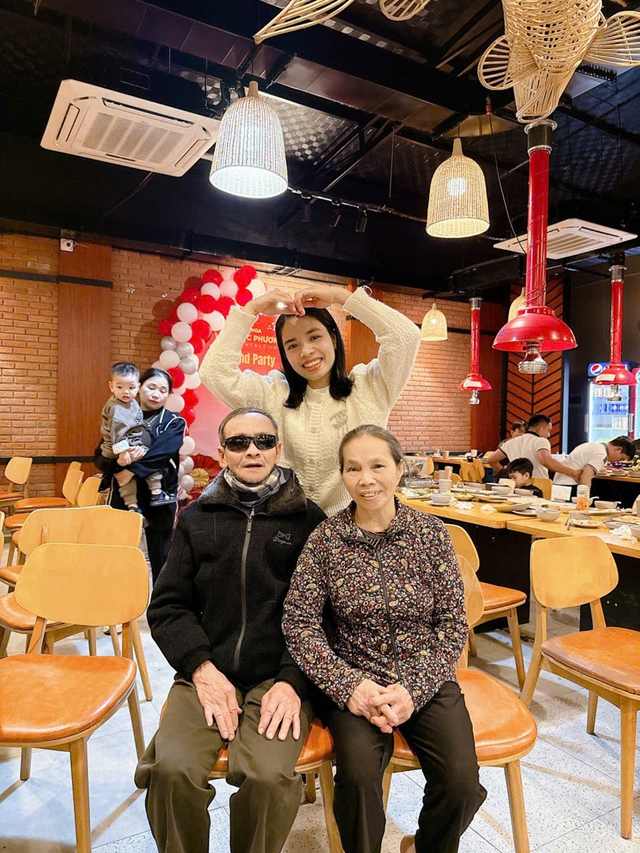 Năm người con đưa cha mẹ đi thăm đồng đội ở nghĩa trang liệt sĩ - Ảnh 3.
