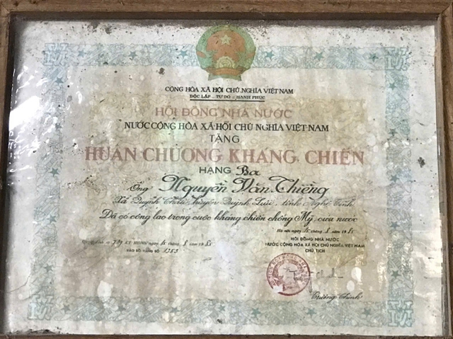 Năm người con đưa cha mẹ đi thăm đồng đội ở nghĩa trang liệt sĩ - Ảnh 4.