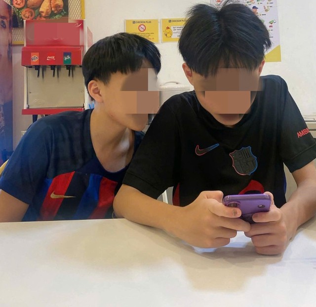 Con 'nghiện' điện thoại hay người lớn không nêu gương? - Ảnh 1.