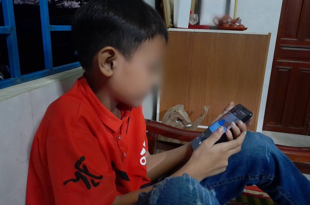 Con 'nghiện' điện thoại hay người lớn không nêu gương? - Ảnh 2.