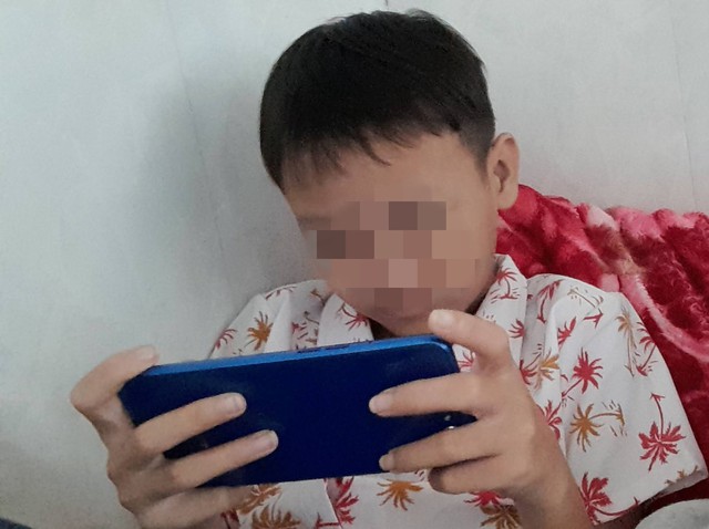 Con 'nghiện' điện thoại hay người lớn không nêu gương? - Ảnh 3.