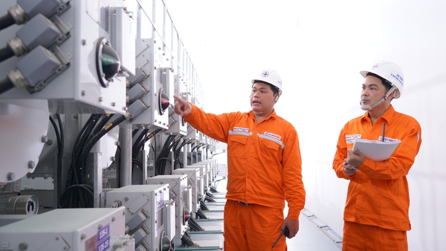Ba tôi, người thợ điện với chiếc áo màu cam sờn vai - Ảnh 2.