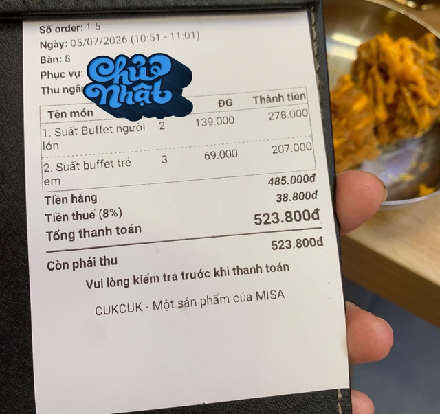 Nữ quản lý tính vé buffet trẻ em cho cụ ông tai biến, dân mạng cảm kích - Ảnh 1.