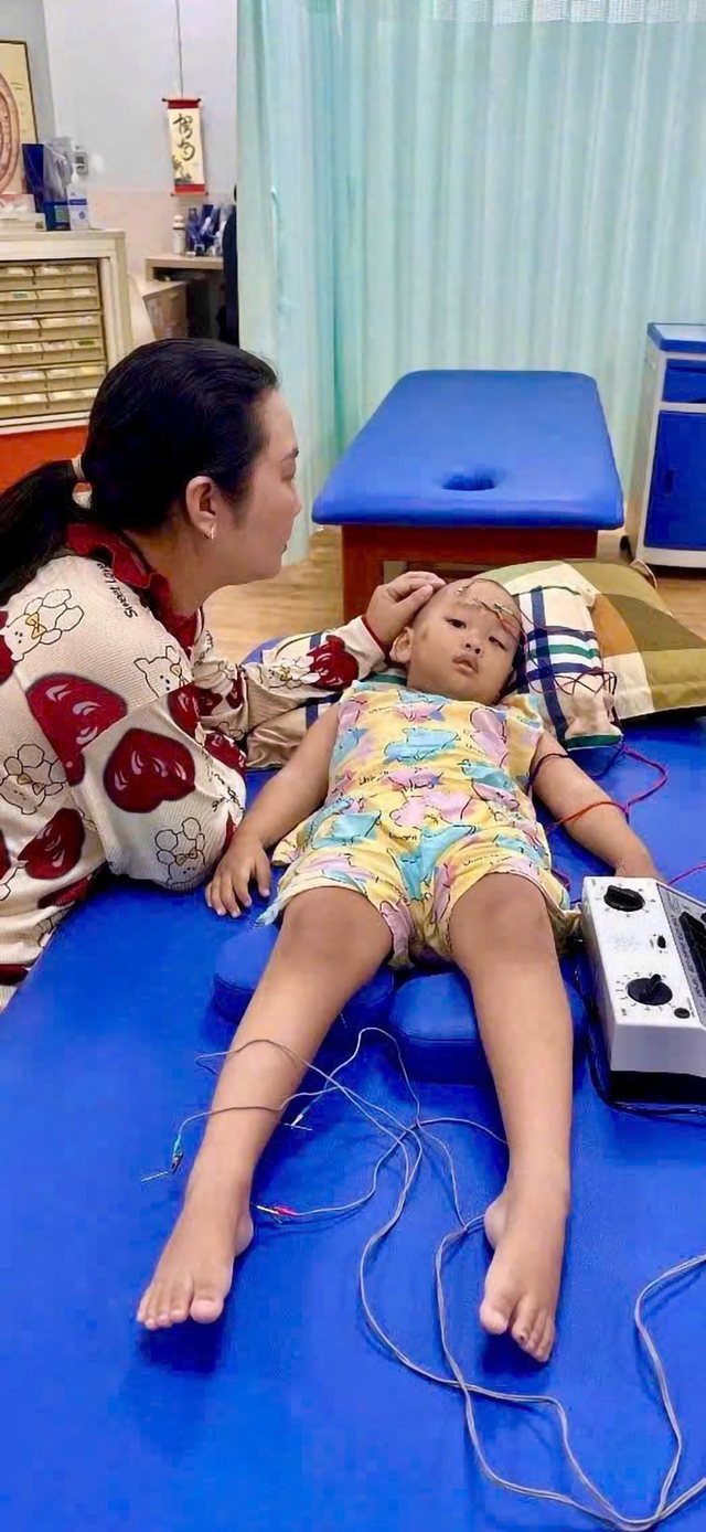 Xin gi&uacute;p cậu b&eacute; 9 tuổi tập lại những bước đi  - Ảnh 4.
