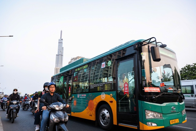 Toàn bộ taxi, xét buýt ở TP.HCM phải dùng năng lượng sạch năm 2030 - Ảnh 1.
