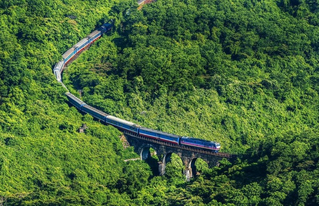 Báo Mỹ ca ngợi hành trình tàu lửa ở Việt Nam đẹp top đầu thế giới- Ảnh 1.