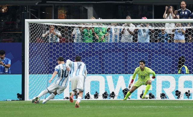 Messi nước mắt ràn rụa khi Argentina thắng nghẹt thở Ai Cập: Cảm xúc vỡ òa của nhà vua!- Ảnh 2.