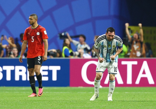 Messi nước mắt ràn rụa khi Argentina thắng nghẹt thở Ai Cập: Cảm xúc vỡ òa của nhà vua!- Ảnh 8.