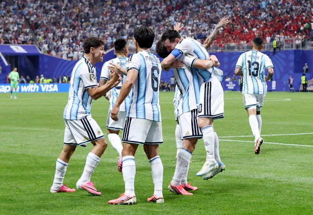 Messi hạnh phúc vô bờ khi Argentina vào tứ kết bằng cách không thể kịch tính hơn: 'Thật nhẹ nhõm'- Ảnh 4.
