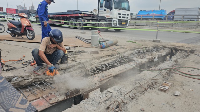 Cầu Đồng Nai cũ đang sửa chữa, cảnh báo kẹt xe từ hướng TP.HCM- Ảnh 2.