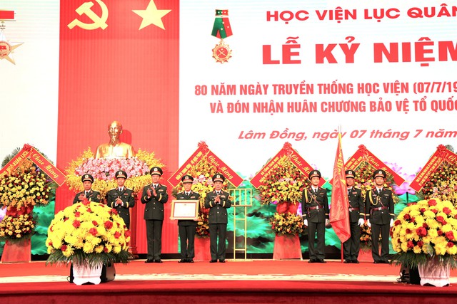 Học viện Lục quân đón nhận Huân chương Bảo vệ Tổ quốc hạng nhất - Ảnh 4.