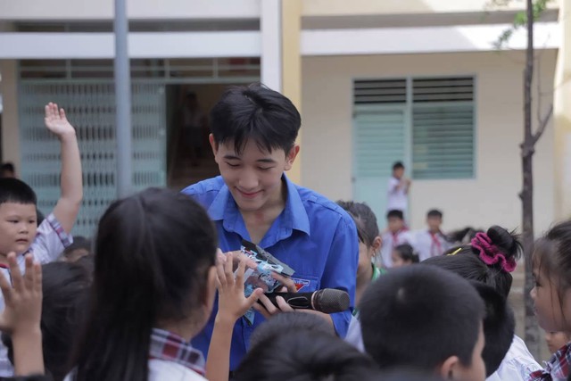 Nam sinh xuất sắc nhất đầu vào ‘ẵm’ luôn danh hiệu thủ khoa đầu ra - Ảnh 2.