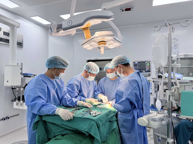 Vinmec Hạ Long loại bỏ khối u gi&aacute;p khổng lồ 18 năm của cụ b&agrave; 88 tuổi - Ảnh 2.