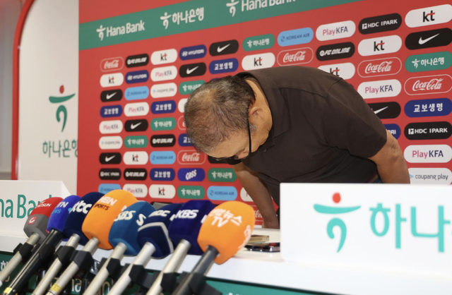 HLV Park Hang-seo từ chức Ph&oacute; chủ tịch Li&ecirc;n đo&agrave;n B&oacute;ng đ&aacute; H&agrave;n Quốc, sau thất bại cay đắng ở World Cup- Ảnh 1.