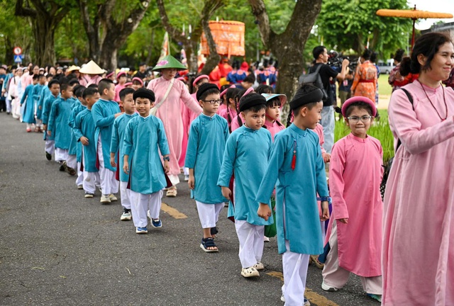 'Bách hoa bộ hành' ở Huế: Từ cuộc diễu hành đến lễ hội áo dài và cổ phục- Ảnh 5.