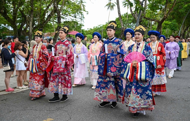 'Bách hoa bộ hành' ở Huế: Từ cuộc diễu hành đến lễ hội áo dài và cổ phục- Ảnh 11.