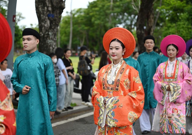 'Bách hoa bộ hành' ở Huế: Từ cuộc diễu hành đến lễ hội áo dài và cổ phục- Ảnh 9.