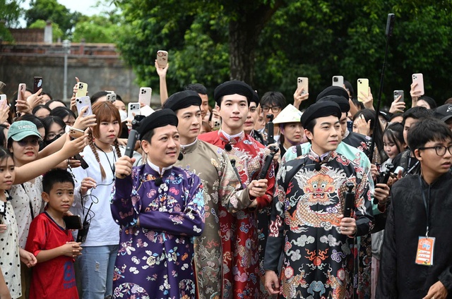 'Bách hoa bộ hành' ở Huế: Từ cuộc diễu hành đến lễ hội áo dài và cổ phục- Ảnh 3.