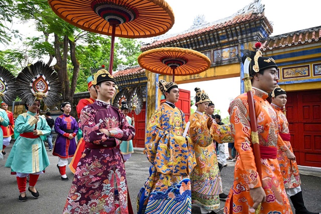 'Bách hoa bộ hành' ở Huế: Từ cuộc diễu hành đến lễ hội áo dài và cổ phục- Ảnh 1.