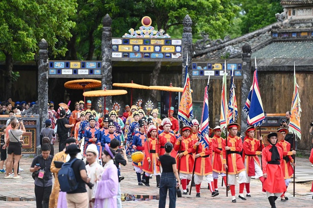 'Bách hoa bộ hành' ở Huế: Từ cuộc diễu hành đến lễ hội áo dài và cổ phục- Ảnh 12.