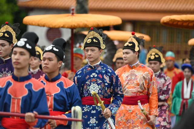'Bách hoa bộ hành' ở Huế: Từ cuộc diễu hành đến lễ hội áo dài và cổ phục- Ảnh 10.