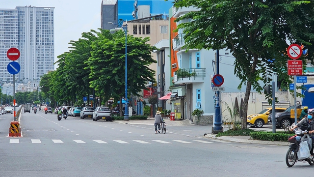 Ô tô đậu kín đường quanh chung cư, người dân bức xúc vì cản trở giao thông - Ảnh 1.