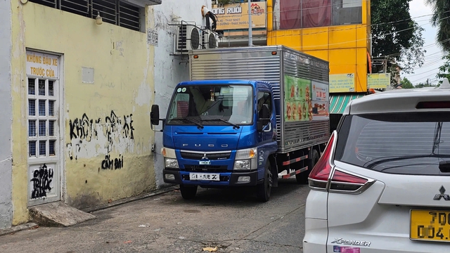 Ô tô đậu kín đường quanh chung cư, người dân bức xúc vì cản trở giao thông - Ảnh 3.