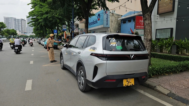 Ô tô đậu kín đường quanh chung cư, người dân bức xúc vì cản trở giao thông - Ảnh 6.