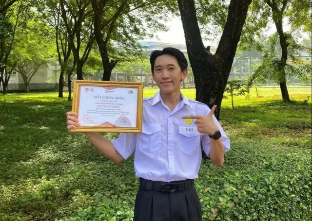 Nam sinh xuất sắc nhất đầu vào ‘ẵm’ luôn danh hiệu thủ khoa đầu ra - Ảnh 1.