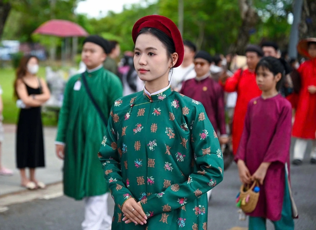 'Bách hoa bộ hành' ở Huế: Từ cuộc diễu hành đến lễ hội áo dài và cổ phục- Ảnh 7.
