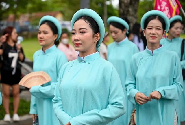 'Bách hoa bộ hành' ở Huế: Từ cuộc diễu hành đến lễ hội áo dài và cổ phục- Ảnh 6.
