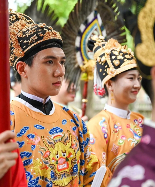 'Bách hoa bộ hành' ở Huế: Từ cuộc diễu hành đến lễ hội áo dài và cổ phục- Ảnh 2.