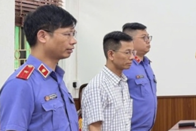 Bắt giam 1 cựu thẩm phán TAND TP Hà Nội - Ảnh 1.