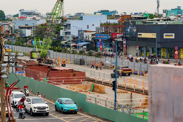 Metro số 2 TP.HCM lộ mốc đưa máy khoan hầm, đón tàu đầu tiên- Ảnh 1.