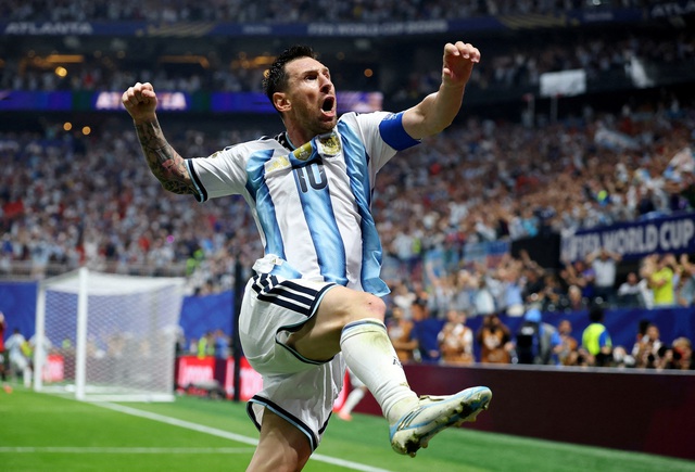 Messi nước mắt ràn rụa khi Argentina thắng nghẹt thở Ai Cập: Cảm xúc vỡ òa của nhà vua!- Ảnh 6.