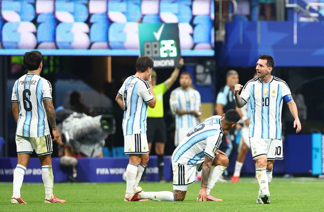 Messi nước mắt ràn rụa khi Argentina thắng nghẹt thở Ai Cập: Cảm xúc vỡ òa của nhà vua!- Ảnh 11.